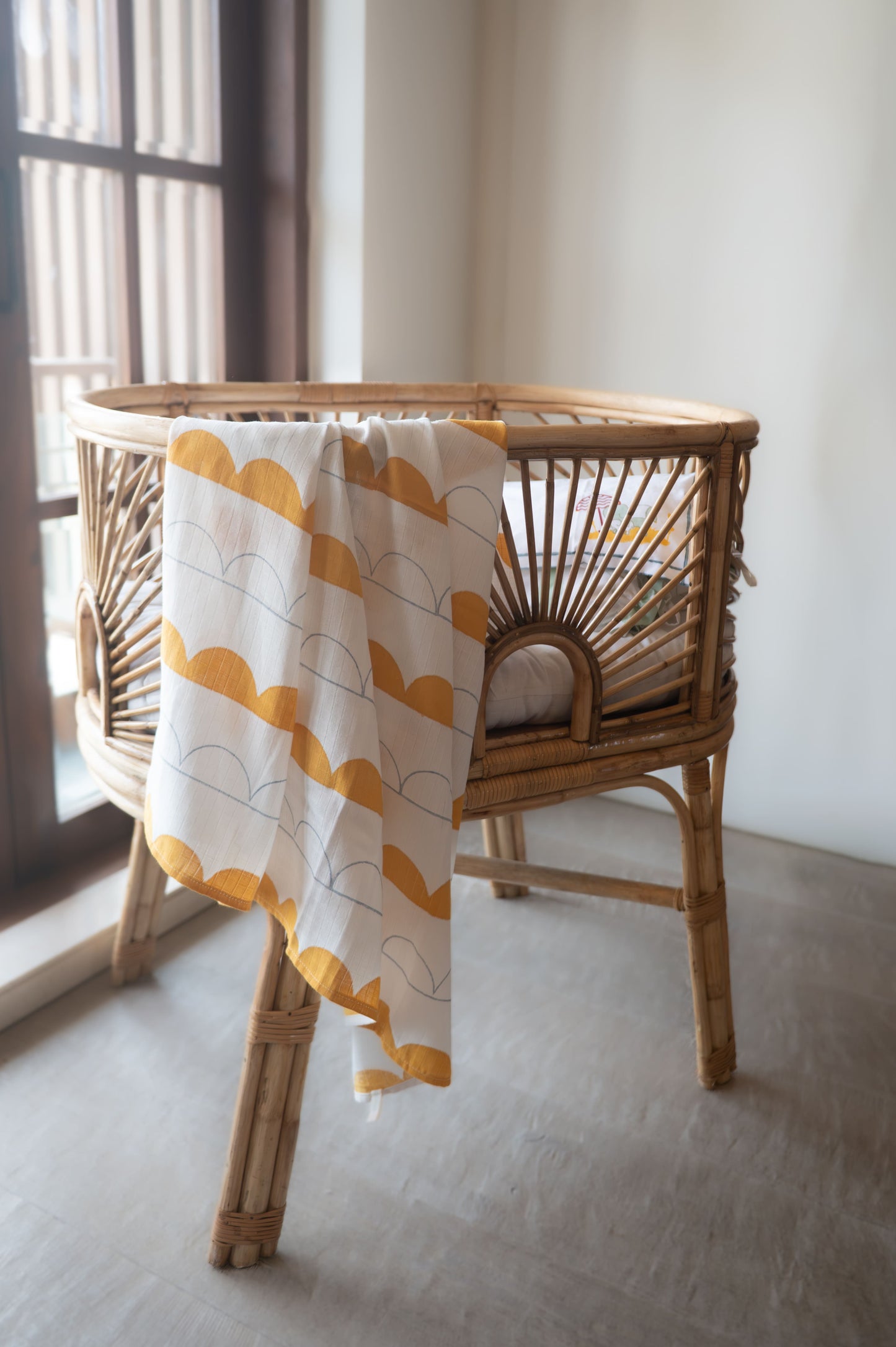 Swaddles Elle - Half Moon
