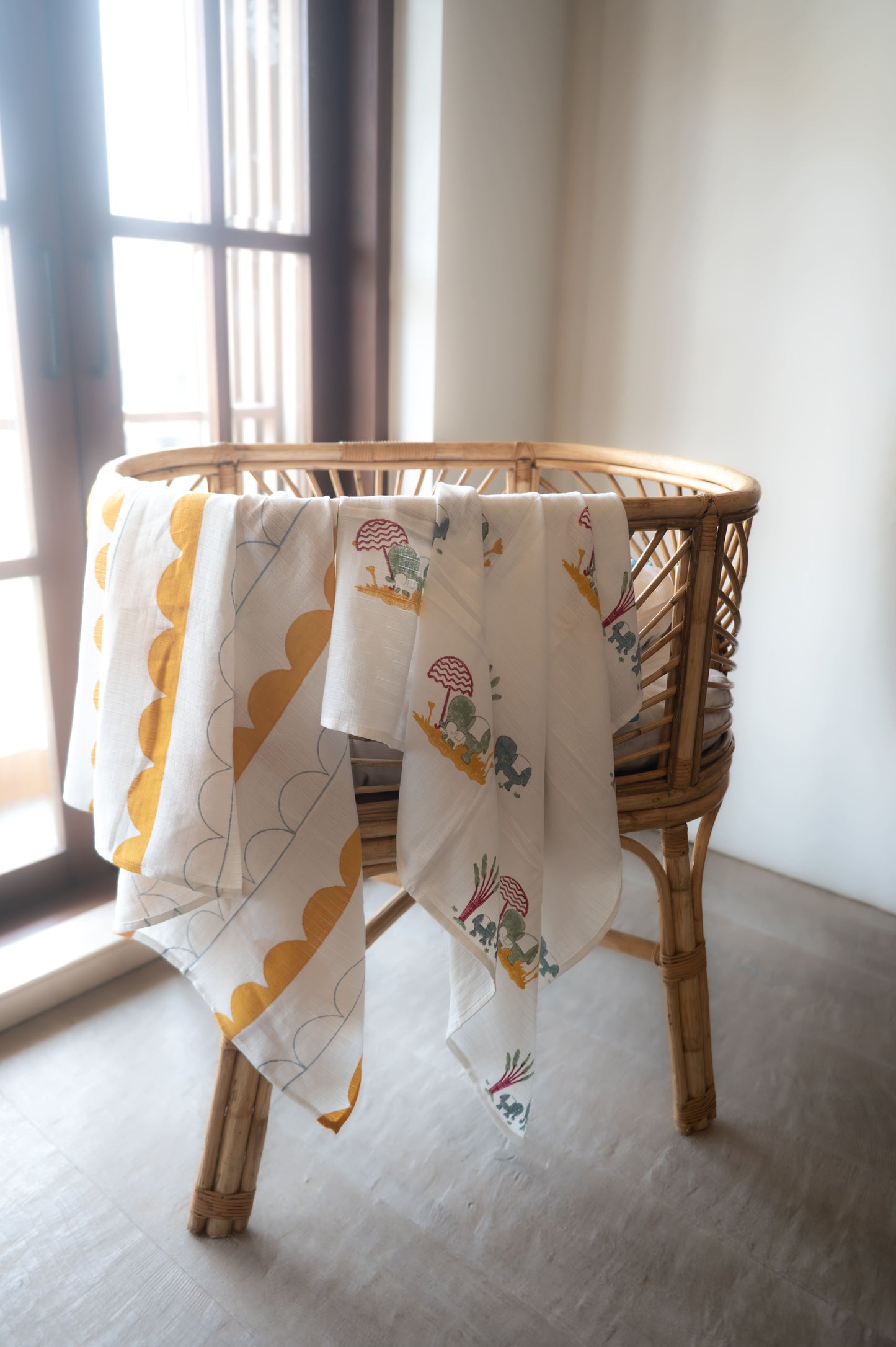 Swaddles Elle - Half Moon